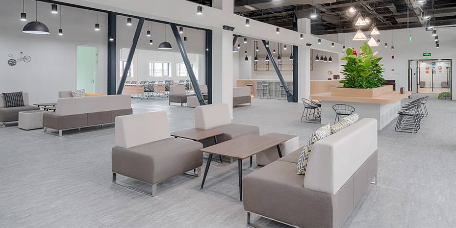 如何在40平方办公室装修中摆放合理的沙发位置？
