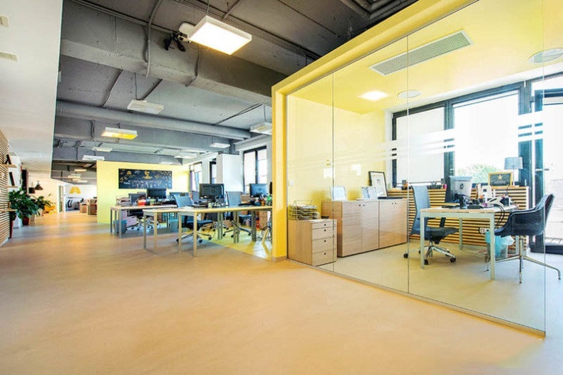如何通过三个步骤打造个性化的办公室装修风格？