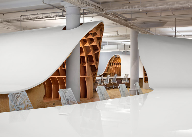 Clive-Wilkinson-Architects-Super-Desk-at-Barbarian-Offices_dezeen_784_0